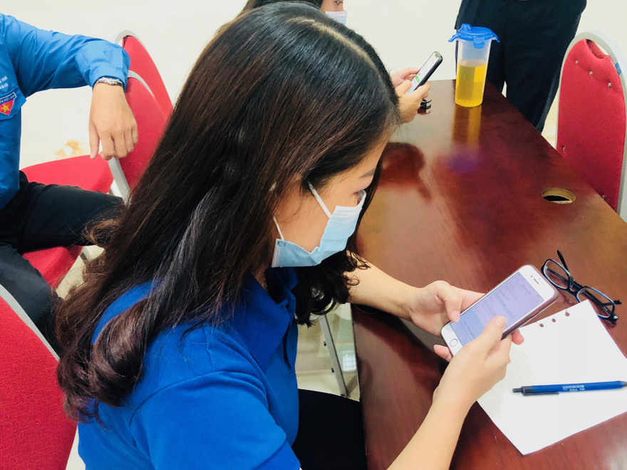 Các bạn trẻ Thủ đô tham gia thi trực tuyến tìm hiểu về Năm Chủ tịch ASEAN 2020 do Thành Đoàn Hà Nội phát động. 