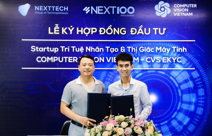 Ông Nguyễn Hoà Bình – Chủ tịch Tập đoàn NextTech- Sáng lập Quỹ Next100 và ông Nguyễn Văn Việt - CEO & Co-Founder Computer Vision Vietnam trong Lễ ký kết hợp đồng đầu tư.