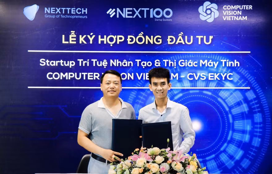 Ông Nguyễn Hoà Bình – Chủ tịch Tập đoàn NextTech- Sáng lập Quỹ Next100 và ông Nguyễn Văn Việt - CEO & Co-Founder Computer Vision Vietnam trong Lễ ký kết hợp đồng đầu tư.