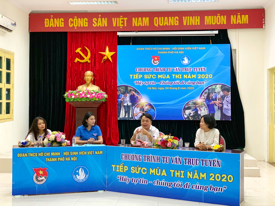 Các khách mời tham gia tư vấn trực tuyến Tiếp sức mùa thi năm 2020với chủ đề: “Hãy tự tin - Chúng tôi đi cùng bạn”.