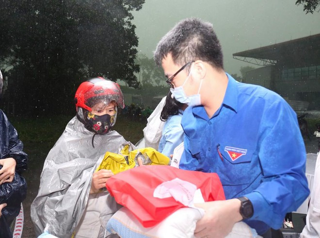 Anh Nguyễn Tường Lâm, Bí thư Chi bộ, Trưởng ban Đoàn kết tập hợp thanh niên T.Ư Đoàn, Phó chủ tịch thường trực T.Ư Hội Liên hiệp Thanh niên Việt Nam, trao quà cho công nhân tại "Gian hàng san sẻ yêu thương". Ảnh: Bảo Anh