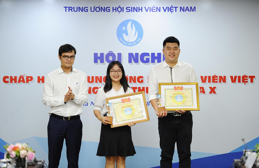 Anh Bùi Quang Huy, Bí thư T.Ư Đoàn, Chủ tịch T.Ư Hội SVVN trao tặng giải thưởng 9/1 từ các mô hình tiêu biểu nhất của Hội sinh viên các cấp năm học 2019-2020. Ảnh: Dương Triều