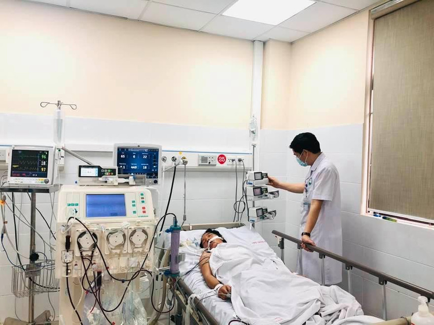 TS - BS Hoàng Công Tình thăm khám cho bệnh nhân bị sốt mò. Ảnh: BV cung cấp