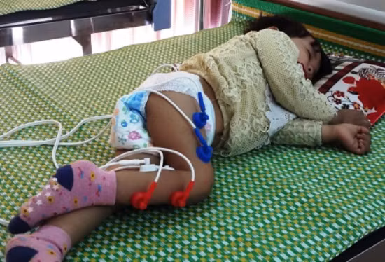 Chuyên gia y tế nhận định cháu bé mắc phải hội chứng Guillain-Barré, hội chứng mà y học rất hạn chế trong việc điều trị. Ảnh: Anh Khắc Tạo chia sẻ trên facebook