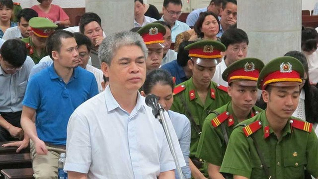 Vụ "tặng quà" bằng bao tiền gây bức xúc dư luận. Ảnh: Luân Dũng