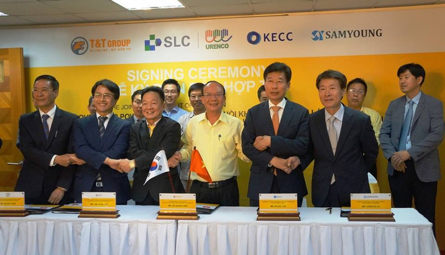 Lãnh đạo Tập đoàn T&T trao biên bản hợp tác cho lãnh đạo Tập đoàn SLC