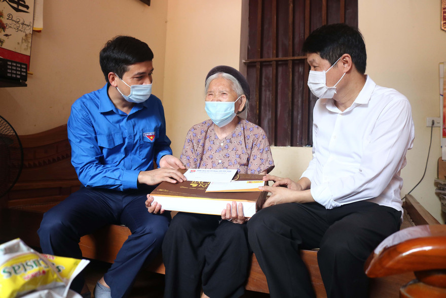 Tỉnh Đoàn Bắc Ninh thăm, tặng quà Mẹ Việt Nam Anh hùng Nguyễn Thị Cược