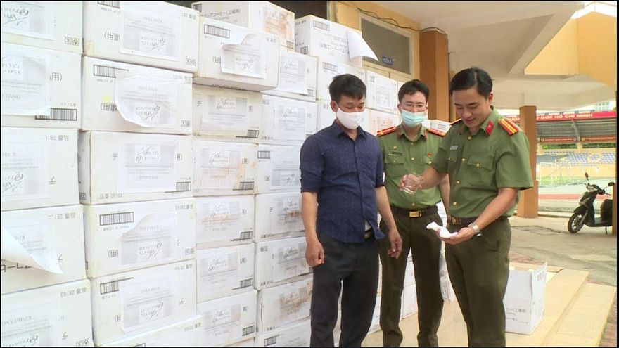 Đại diện Đoàn Thanh niên Bộ Công an thử nghiệm khẩu trang kháng khuẩn, kháng nước