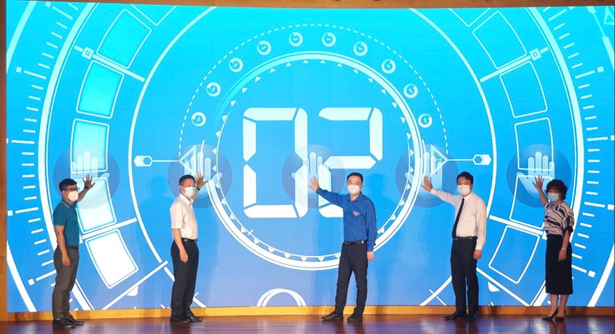 Các đại biểu nhấn nút khởi động cuộc thi Olympic tiếng Anh dành cho cán bộ trẻ lần thứ III - năm 2021 theo hình thức trực tuyến.