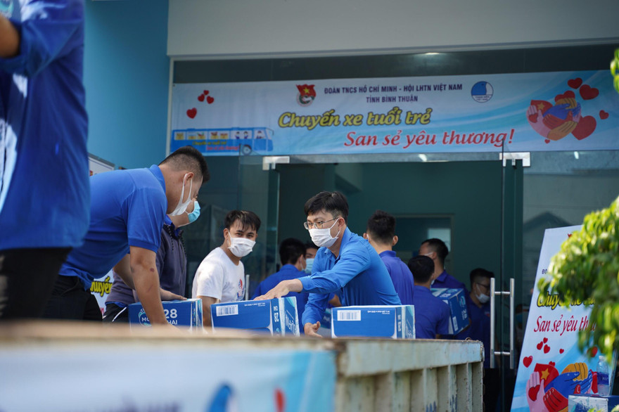 Các bạn thanh niên tình nguyện bốc vác, vận chuyển dụng cụ y tế, nhu yếu phẩm lên các Chuyến xe tuổi trẻ - San sẻ yêu thương.