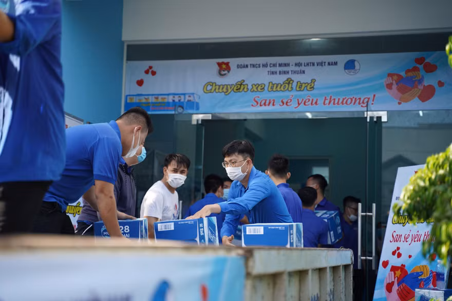 Các bạn thanh niên tình nguyện bốc vác, vận chuyển dụng cụ y tế, nhu yếu phẩm lên các Chuyến xe tuổi trẻ - San sẻ yêu thương.