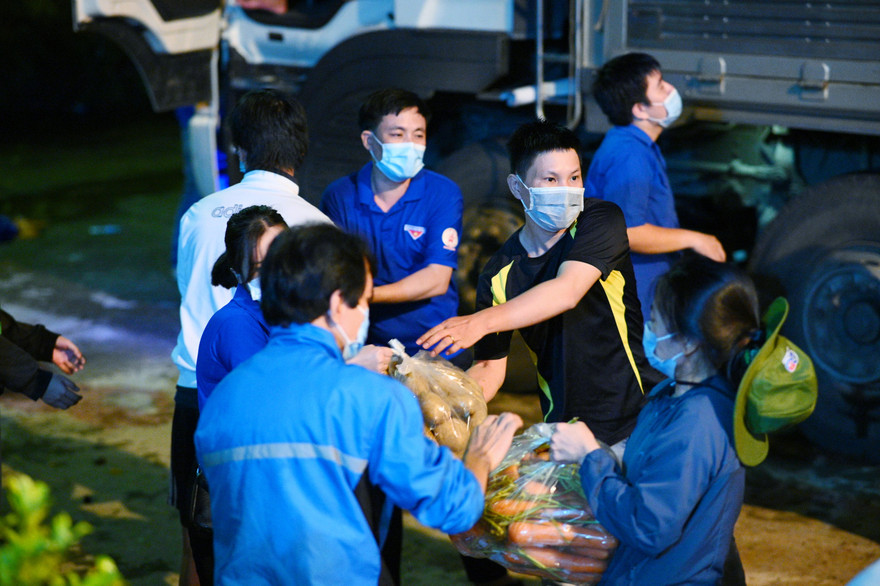 Các tình nguyện viên gấp rút bốc xếp 18 tấn rau củ xuyên đêm tiếp sức cho người dân Bình Dương gặp khó khăn vì dịch bệnh COVID-19