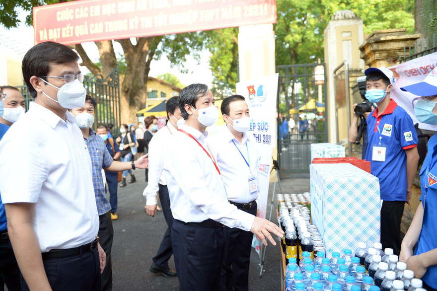 Bộ trưởng Bô GD-ĐT Nguyễn Kim Sơn và Bí thư thường trực T.Ư Đoàn Bùi Quang Huy thăm hỏi, động viên đội hình tình nguyện Tiếp sức mùa thi tại điểm thi trường THPT Chu Văn An, Tây Hồ, Hà Nội. Ảnh: Dương Triều