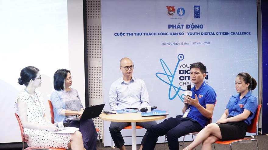 Các đại biểu thảo luận tại lễ phát động cuộc thi “Thử thách công dân số 2021 –Youth digital citizen challenge 2021”.