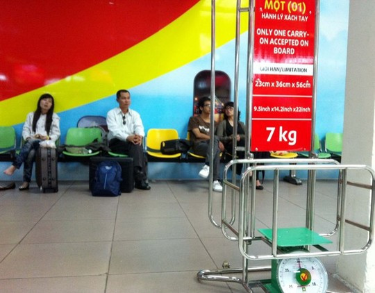 Tại các sân bay đều có đặt cân để hành khách tự cân hành lý xách tay trước khi lên chuyến bay. Ảnh minh họa.