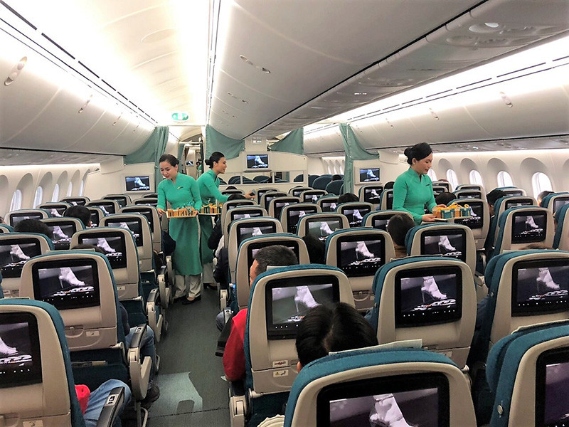 Trên các chuyến bay đầu năm, Vietnam Airlines dành tặng món quà bất ngờ cho hành khách là những hộp bánh cốm dừa xinh xắn – món bánh truyền thống tượng trưng cho hạnh phúc và sự kết nối.