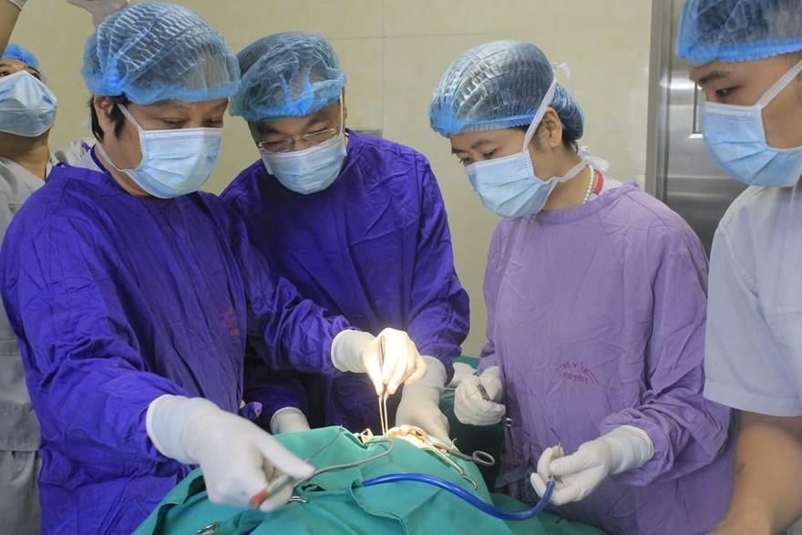 Các BS đang thực hiện phẫu thuật cho bệnh nhân. Ảnh: Bệnh viện cung cấp