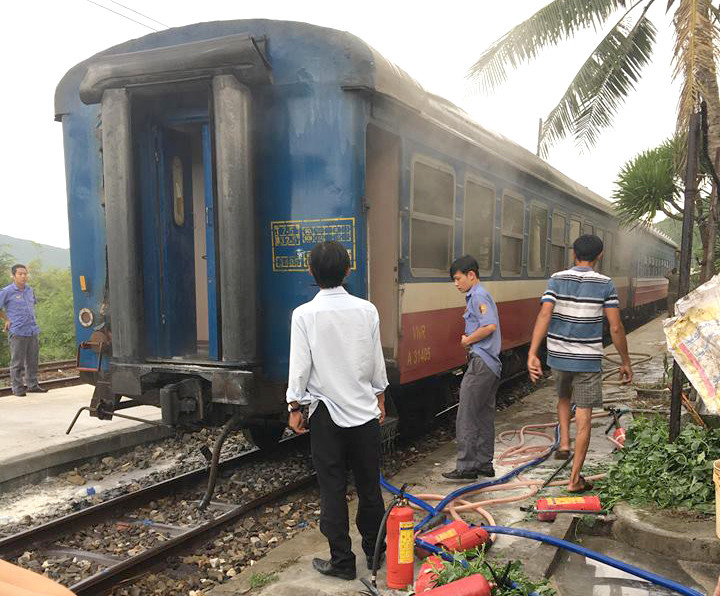 Toa tàu khách bị cháy được để lại ga Hảo Sơn để khắc phục, sửa chữa.