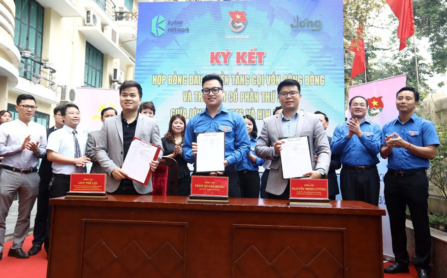 Thành Đoàn Hà Nội ký kết các biên bản ghi nhớ hợp tác, hợp đồng giữa Thành Đoàn Hà Nội và VietChallenge với các đơn vị phối hợp. Ảnh: Văn Điệp