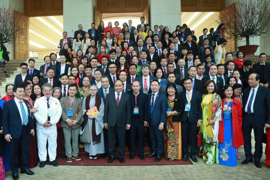 Thủ tướng Nguyễn Xuân Phúc chụp ảnh chung với đoàn kiều bào tiêu biểu về dự Xuân Quê hương 2020. Ảnh: Như Ý.