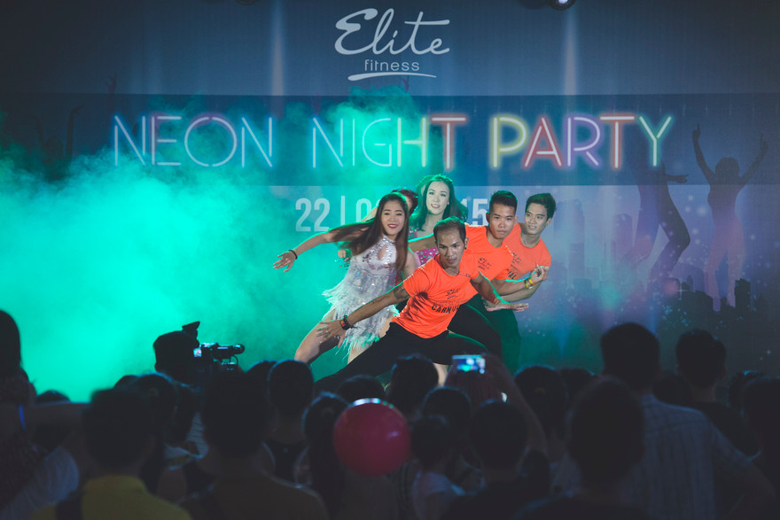 Các bạn trẻ tham dự đêm nhạc sôi động và bổ ích