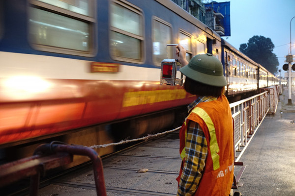 Chuyển công tác nhân viên gác chắn đau bụng đúng lúc tàu tới