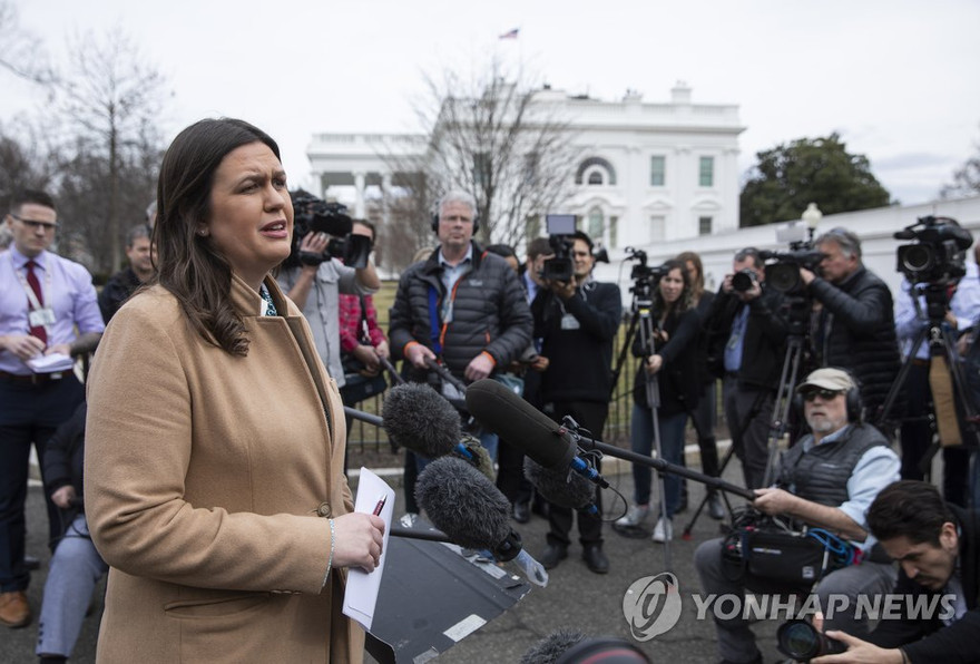 Thư ký Nhà Trắng Sarah Sanders trả lời báo chí bên ngoài Nhà Trắng ngày 25/3.