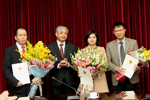 Bộ LĐ-TB&XH bổ nhiệm, điều động một số lãnh đạo đơn vị. Từ trái sang phải: Ông Bùi Sỹ Tuấn, Thứ trưởng LĐ-TB&XH Doãn Mậu Diệp, bà Phạm Thị Hải Hà, ông Nguyễn Xuân Tường. Ảnh: Molisa.