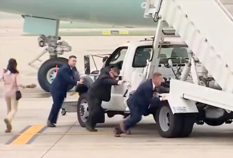 Xe thang của chuyên cơ Tổng thống Mỹ phải đẩy bằng tay. Ảnh: VTV.