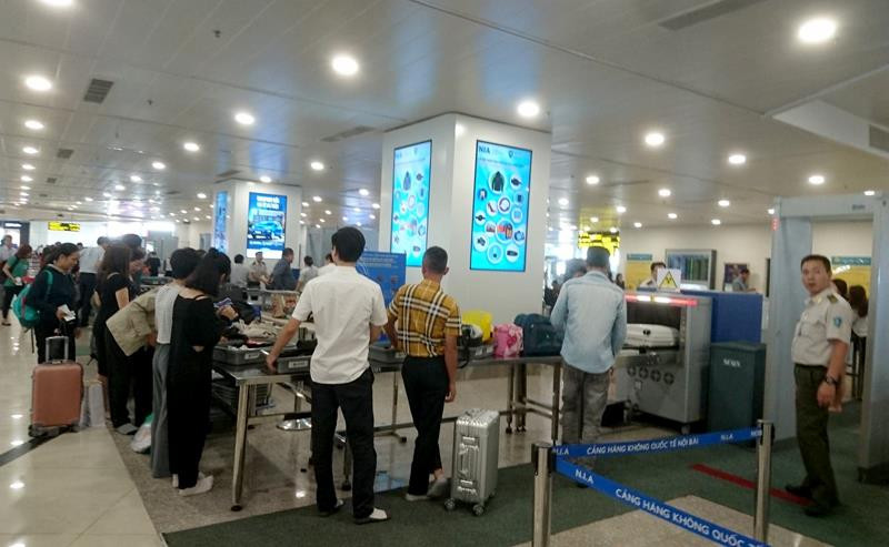 Với việc dỡ bỏ áp dụng an ninh cấp độ 1, việc kiểm soát an ninh tại sân bay Nội Bài sẽ được nới lỏng hơn.