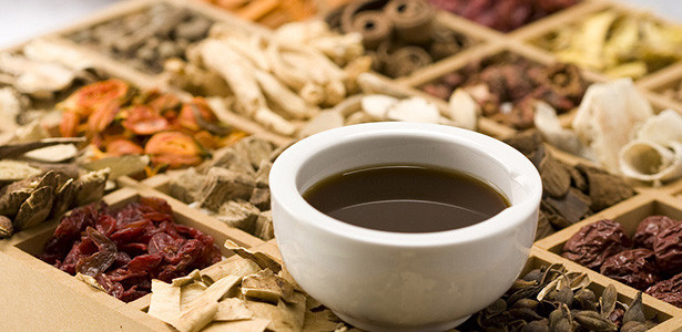 Việc sử dụng dược liệu kém chất lượng, nhất là trong đông dược, ảnh hưởng nặng nề tới sức khoẻ của người dùng. Ảnh minh hoạ: Internet