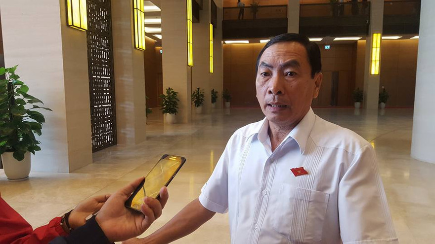 ĐBQH Phạm Văn Hòa trao đổi với PV sáng 24/10. Ảnh LD