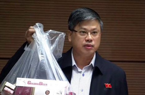 Đại biểu Sỹ Cương đưa bằng chứng thuốc lá lậu đã mua được khi đi thực tế