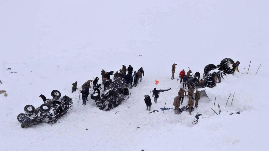 Mọi người đi cứu nhóm cứu hộ gặp tuyết lở thứ 2