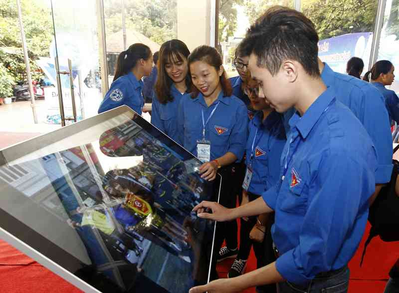 Bạn trẻ trải nghiệm không gian sáng tạo tại đại hội