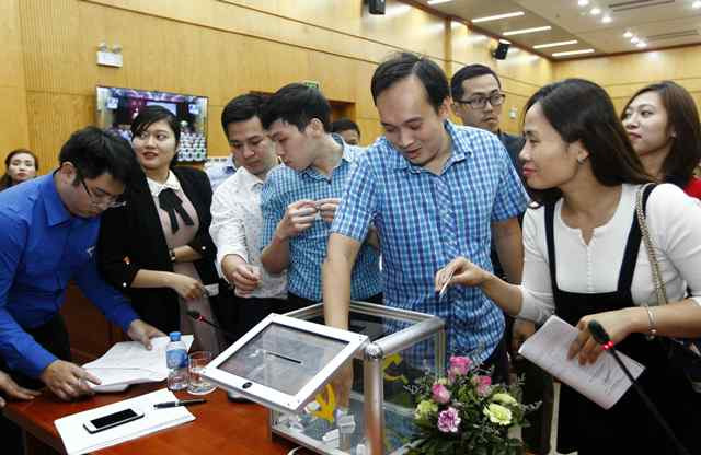 Các đội bốc thăm cho vòng chung kết Hội thi “Thanh niên với cải cách hành chính và văn hóa công sở” được tổ chức vào ngày 20/10 tới.