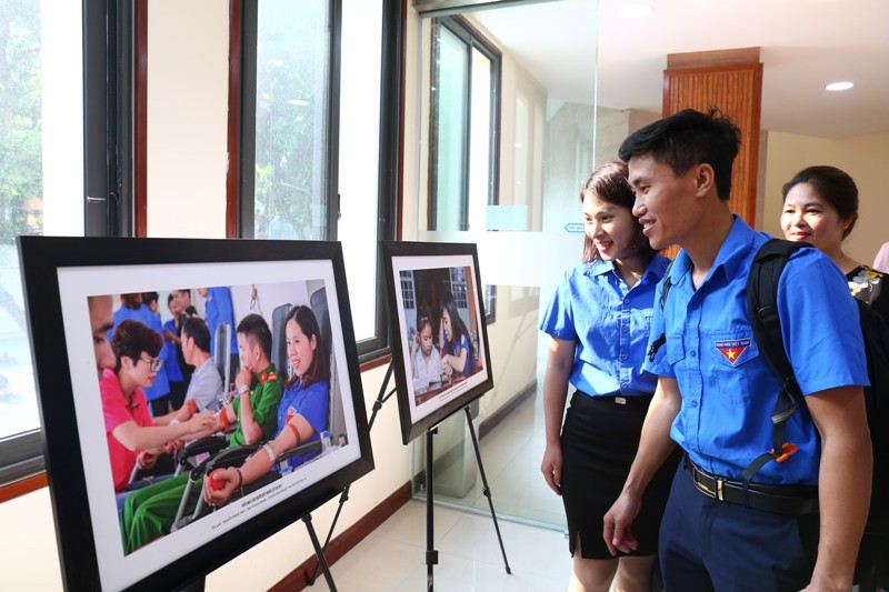 Những bức ảnh tham gia cuộc thi "khoảnh khắc tình nguyện" thu hút sự chú ý của các bạn trẻ. Ảnh: Bảo Anh
