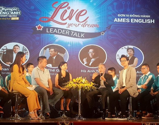 Ca sĩ Hà Anh Tuấn và các diễn giả giao lưu với sinh viên xung quanh chủ đề học ngoại ngữ.