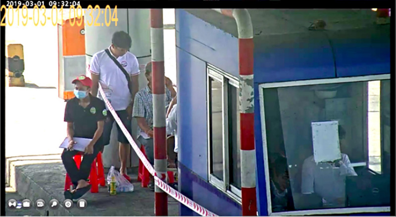 Người dân thực hiện đếm xe qua trạm thu phí BOT Ninh Lộc (Khánh Hoà).