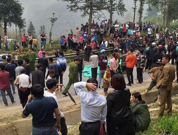 Người dân tập trung tại hiện trường vụ tai nạn. Ảnh: IE.