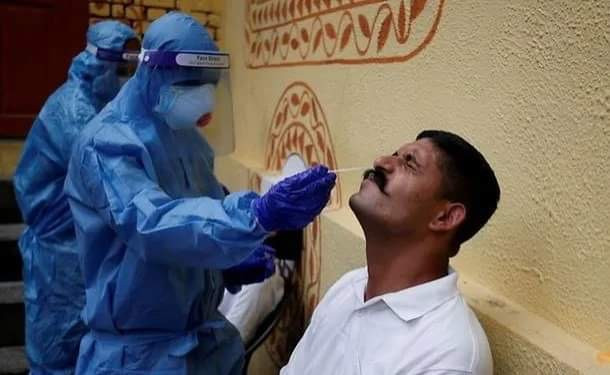 Một cảnh sát Ấn Độ đang được lấy mẫu xét nghiệm COVID-19