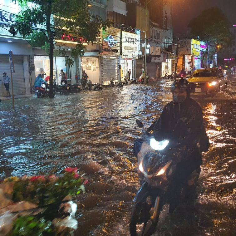 Đoạn đường Cầu Giấy nước ngập mênh mông. Ảnh: Lộc Liên