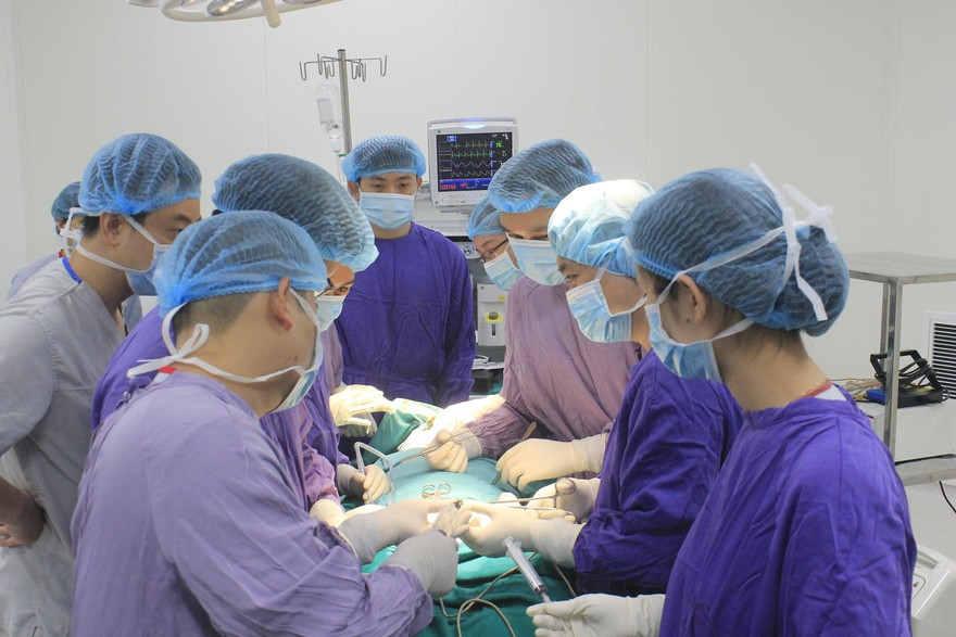 Các BS Bệnh viện E Trung ương đang thực hiện ca phẫu thuật tái tạo dương vật và 'trả lại bản lĩnh đàn ông' cho nam thanh niên 28 tuổi. Ảnh: Mai Thanh