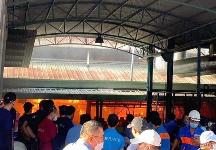 Cháy lớn tại công ty trong giờ làm việc, công nhân vội chạy thoát thân