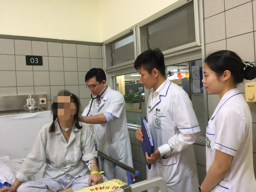 BS. Ngô Gia Khánh kiểm tra, đánh giá tình trạng bệnh nhân trước khi xuất viện. Ảnh: BV Bạch Mai cung cấp