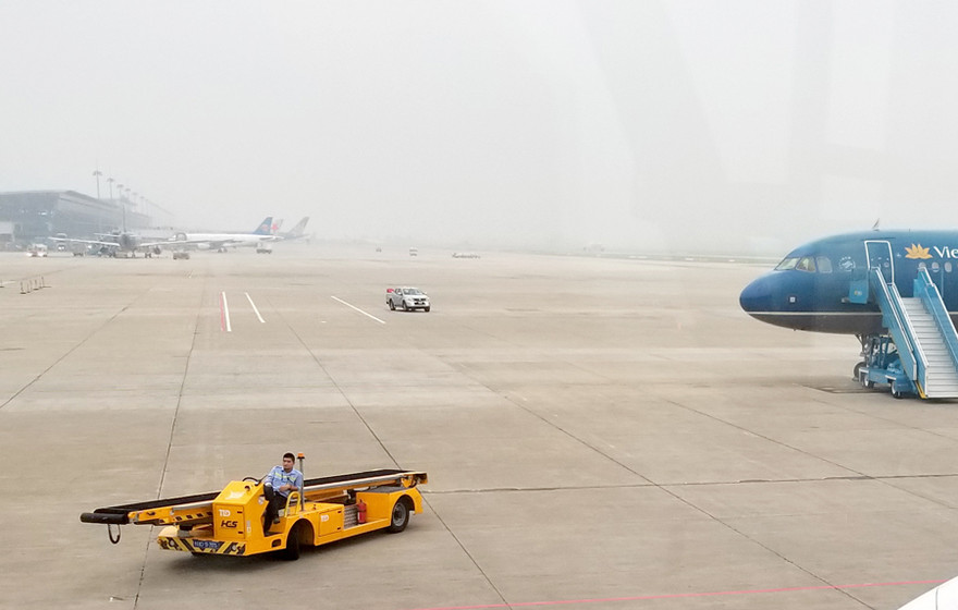 Để phục vụ các chuyến bay, trong sân bay có rất nhiều loại phương tiện và các lực lượng khác nhau hoạt động, nên yêu cầu chặt chẽ về an toàn. Ảnh minh họa.