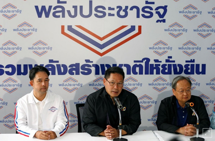 Ông Uttama Savanayana, lãnh đạo đảng Palang Pracharat Party ( giữa) tổ chức họp báo ngày 27/3 sau cuộc tổng tuyển cử. Ảnh: Getrty Images