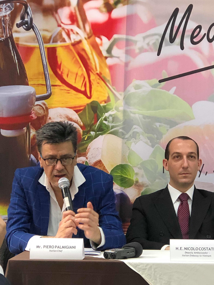 Đầu bếp nổi tiếng người Ý Piero Palmigiani (ngoài cùng bên trái) lần đầu tiên tới Việt Nam trổ tài các món ăn đặc trưng của người Ý. Ảnh; L.A