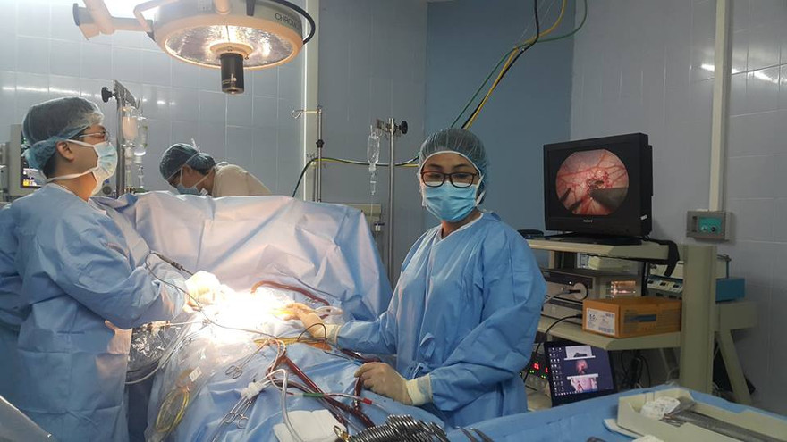 Các BS BV E đang thực hiện kỹ thuật vá lần đầu tiên Việt Nam giới thiệu kỹ thuật vá thông liên nhĩ bằng nội soi toàn bộ ra thế giới