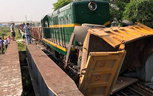 Cú đâm mạnh khiến xe tải bị kéo rê 1 đoạn dài.